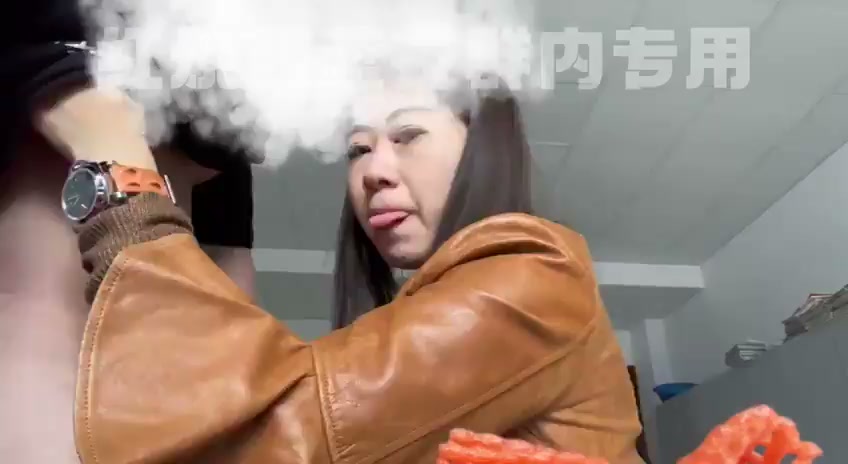 办公室操我的主任人妻，口爆拿捏紧张刺激 图片 1