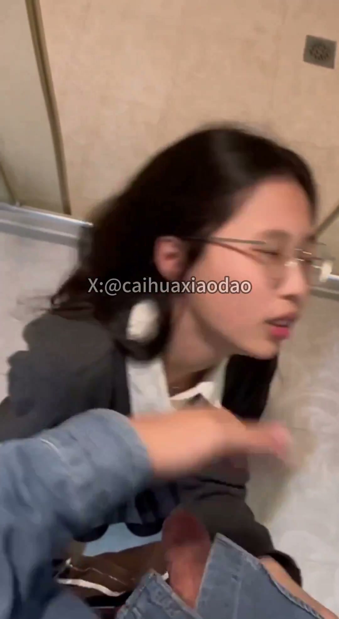 听话的小狗 说什么就做什么 言听计从 ，挨打就立正 叫她含住就含住。 图片 2