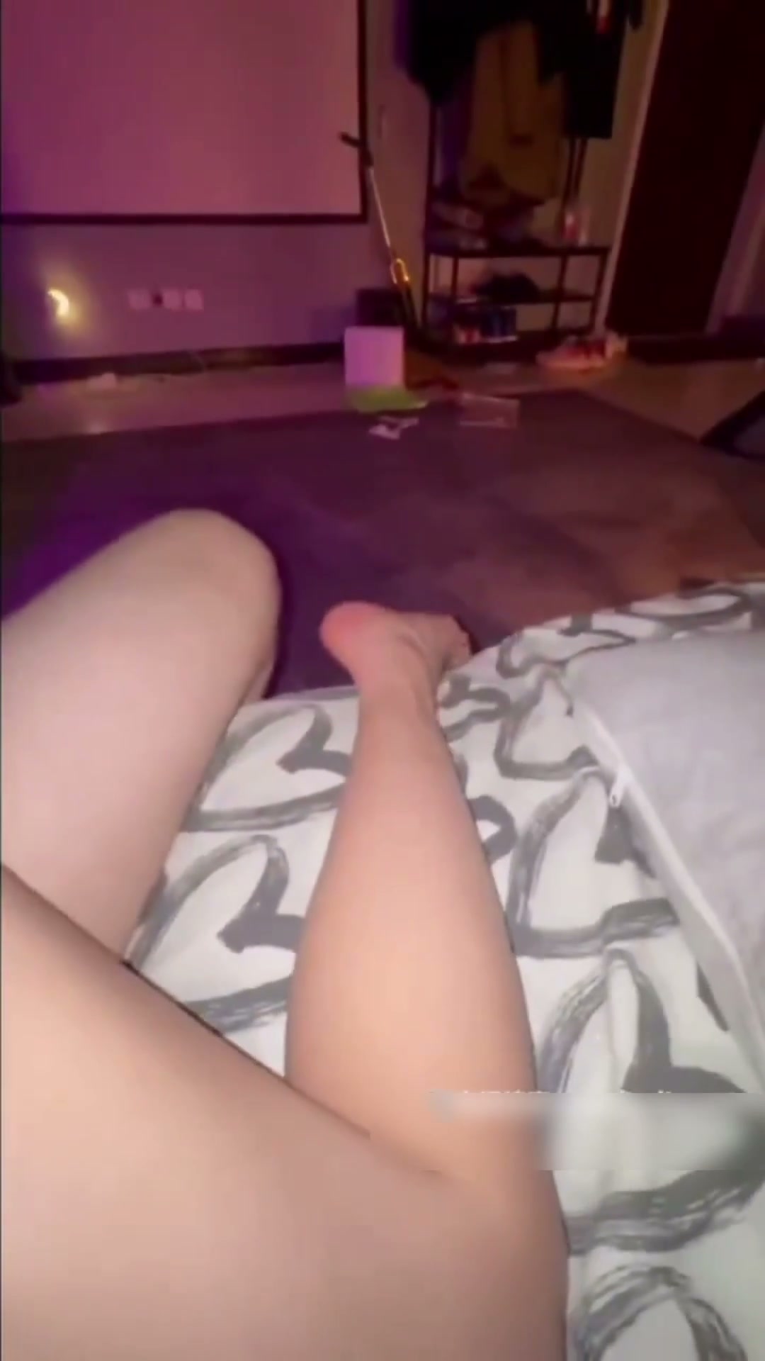 清纯的乖乖女最好训了，没两天就能调教成母狗，带个铃铛自己都能把自己坐高潮 图片 3