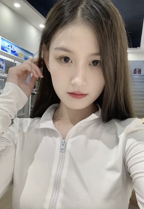 极品身材在校女大，女仆装黑丁字裤后入，铃铛项圈银链调教，木瓜大奶乳晕，性感浓密亮黑阴毛，粉红大阴唇蝴蝶逼。 图片 2