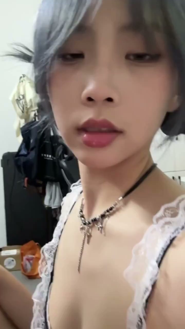 昨晚约了个看起来超级禁欲的女大，黑丝白裙，高冷又纯欲。结果一进妹子宿舍，她直接把人设撕了！表面清纯到极致，结果瞬间放飞自我……她自己把黑丝慢慢撕开，眼神勾着我笑，那反差直接把我干到上头。平时看着像不食人间烟火的仙女，私下却骚到骨子里，边抖边喘着求我再狠一点，玩到腿软还死死缠着不肯 图片 1