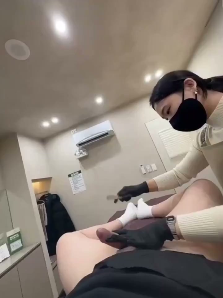 小伙到美容院做私处养生，看到美容师身材实在没忍住，还没碰到已经变的硬邦邦了，随着美容师在身体上抚摸，小伙身不由己的已经"流的哪里都是"，忽悠美容师能不能帮忙用嘴清理，开始时还半推半就，但是看到这么大，心里也早痒了，最终没忍住主动坐了上去~ 图片 1
